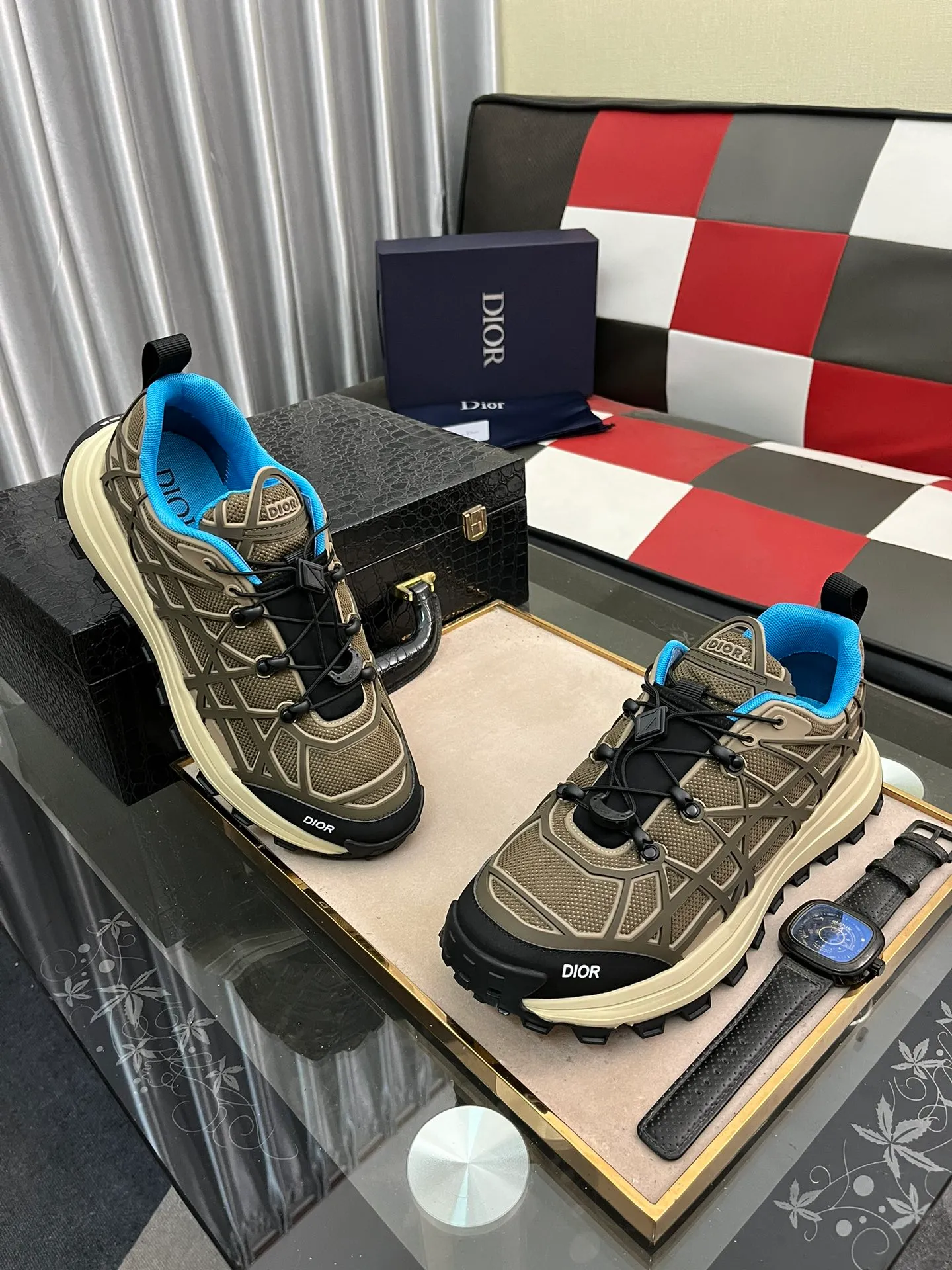 Ex-factory price 520⌚️⌚️B31 RUNNER sports shoes highlight the fashionable silhouette and are decorated with curved cannage pattern. They reinterpret the classic pattern in a structural style and enrich the Dior 2023 summer men's wear series. Meticulously crafted using the advanced craftsmanship of hiking shoes, it blends outdoor culture with Dior heritage. Code number 38-445⃣️Color optional